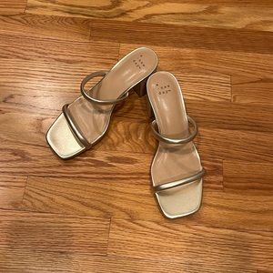 Heeled sandals gold